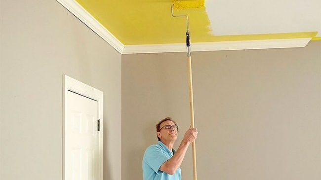 Как качественно покрасить потолок своими руками