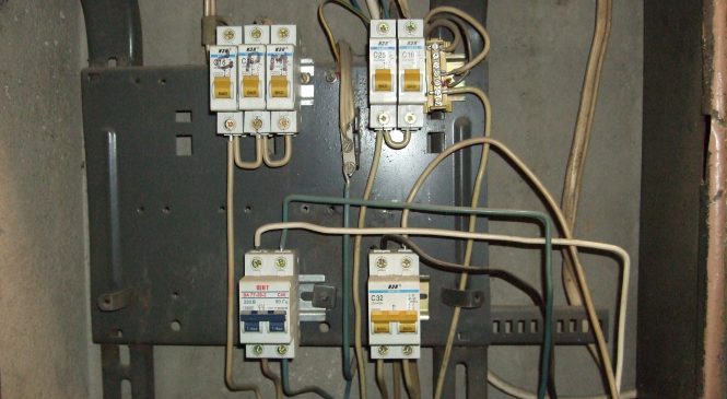 Прокладка электрических проводов в собственном коттедже